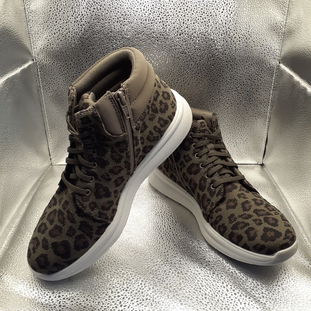 New Clark's Dark Olive Green Animal Print Ezra Tie Ankle Boots Women's Size 8.5